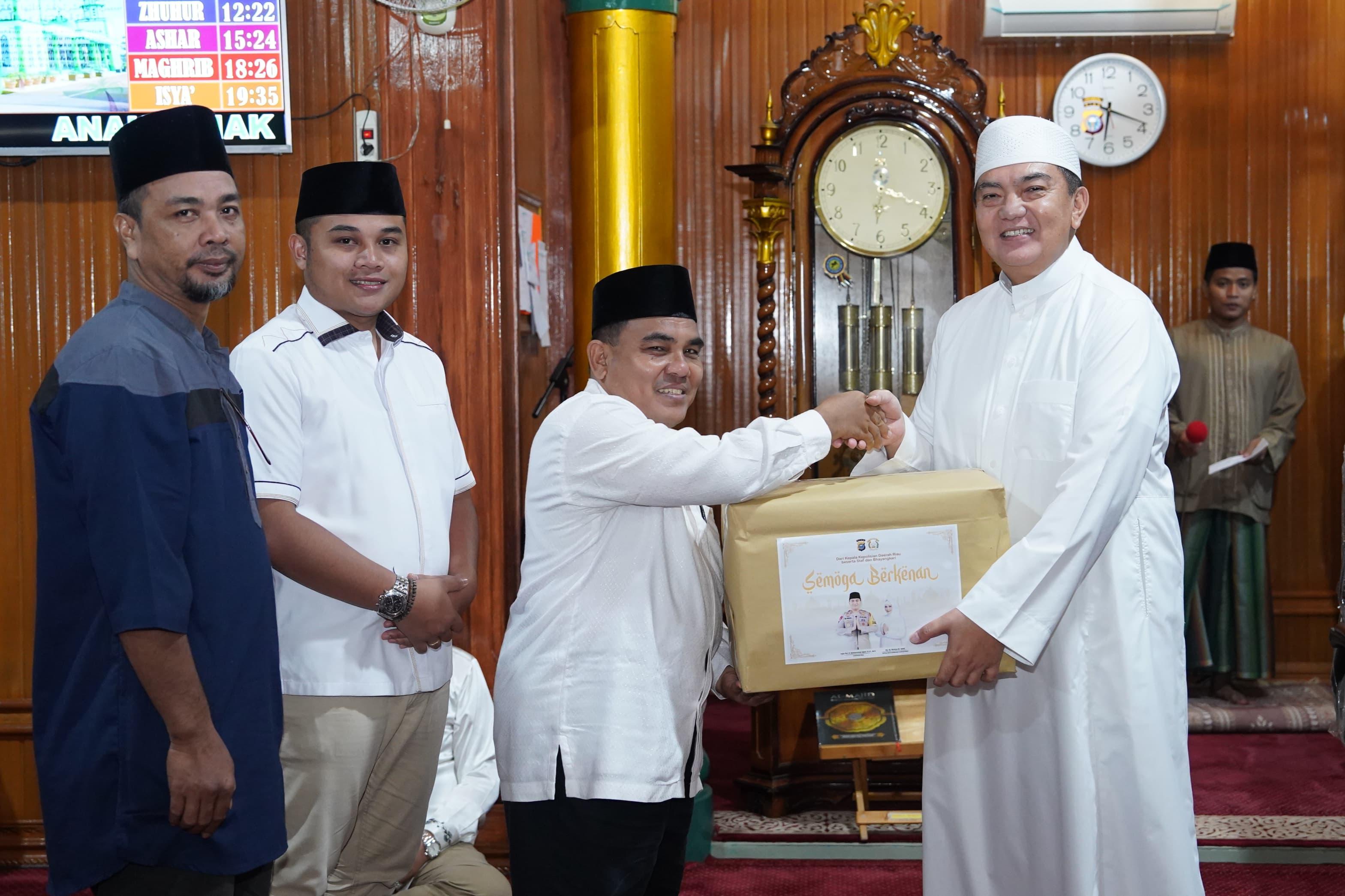 Kapolda Riau Hadiri Syafari Subuh Ramadhan di Masjid Paripurna Al-Muhsinin Pekanbaru